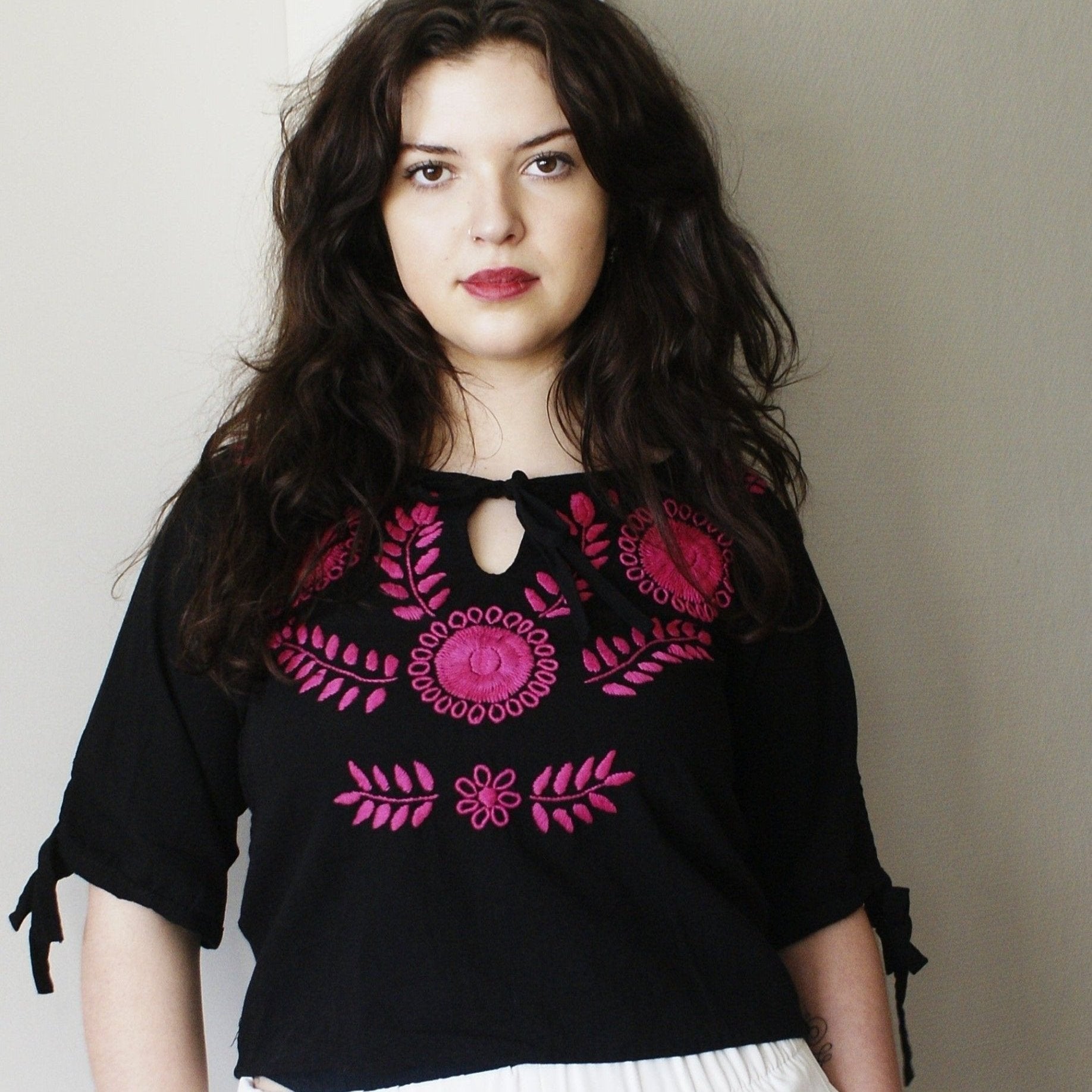 Håndbrodert Bluse Amiga (3 ulike farger) EVOMAR